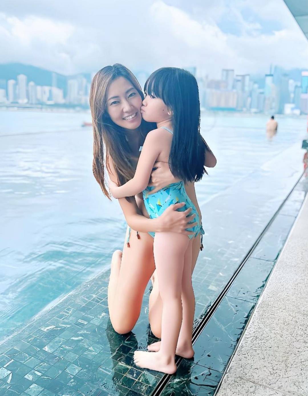 蔡雪莹 蔡雪莹获女儿送上Sweet嘴咀，有网民大讚温情洋溢，但亦有网民批评她不应将女儿泳衣照放上网。