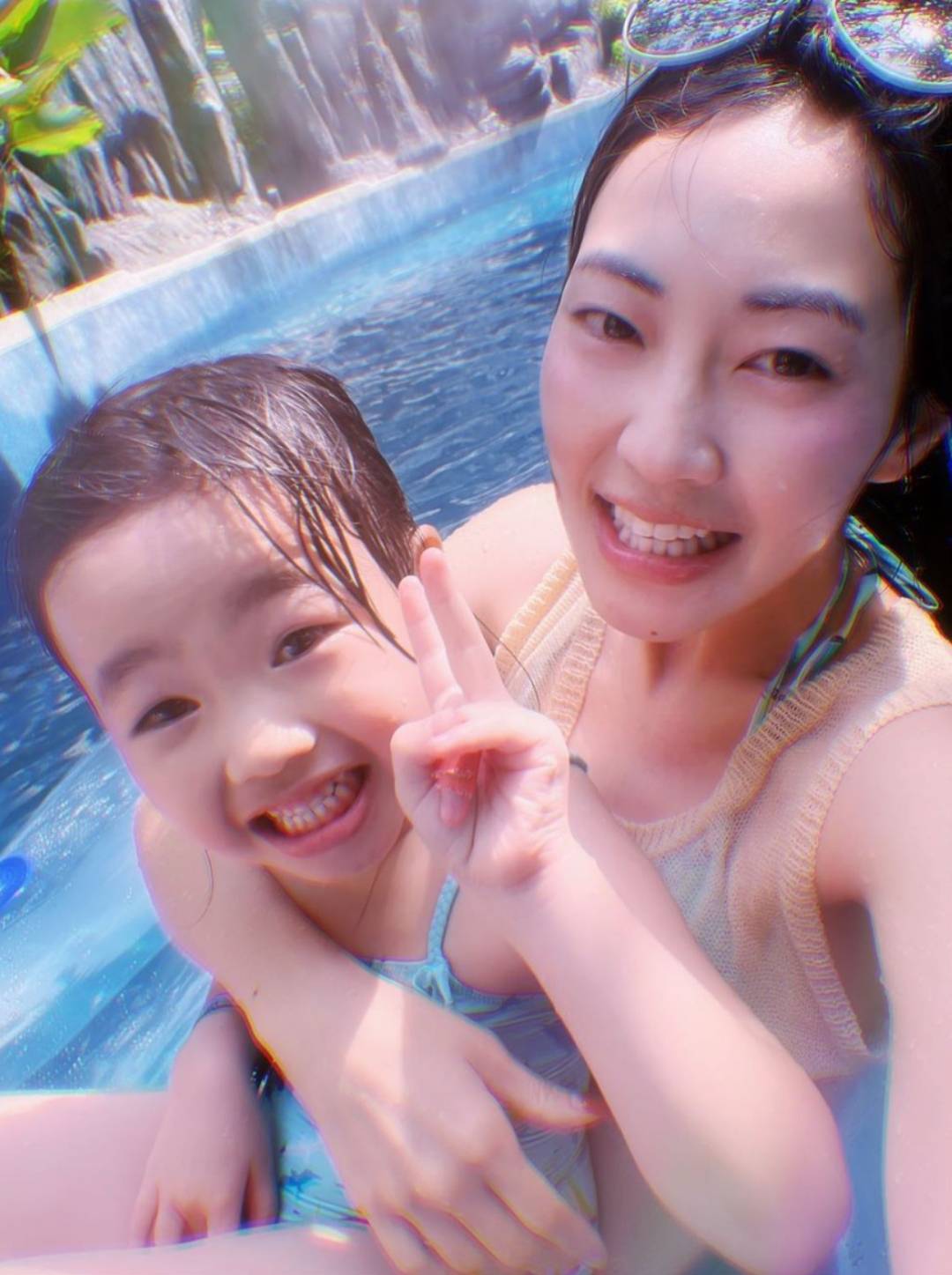 蔡雪莹 其实之前蔡雪莹都同女儿着过同款泳衣打卡。