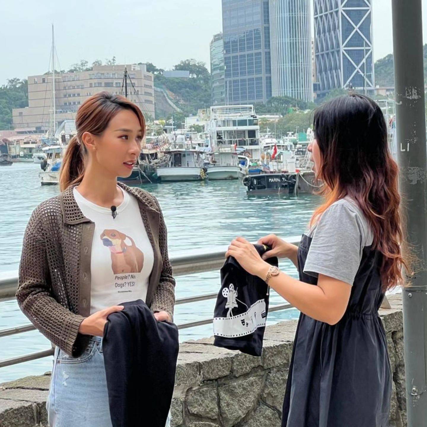 李旻芳 大熱天時，受訪者都著短袖衫，但李旻芳近日做採訪，都愛添上薄外套。