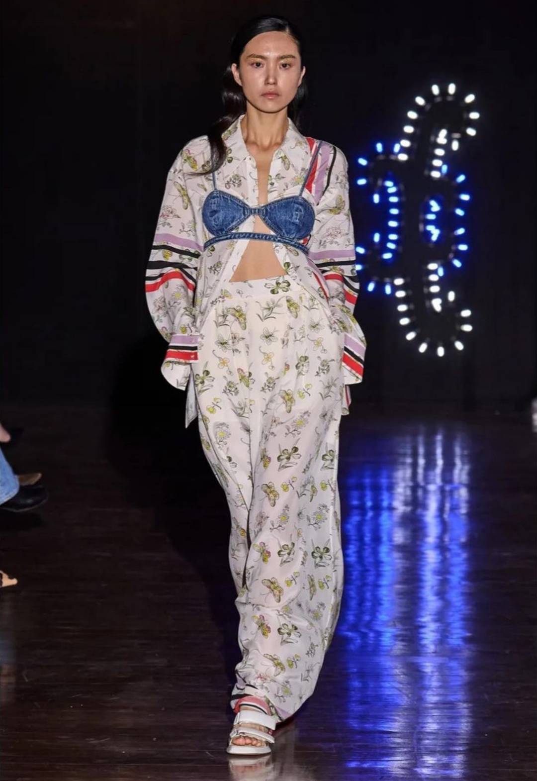 梁庭欣 梁庭欣擁有3年做模特兒的經驗，曾去米蘭時裝周行騷。
