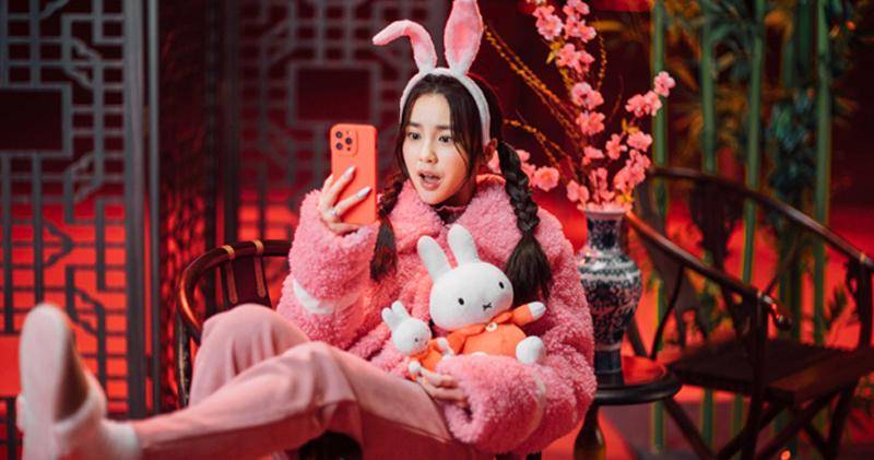 兔女郎 三上悠亚 兔女郎 Chantel早前为了拍广告MV，化身为粉红「兔女郎」