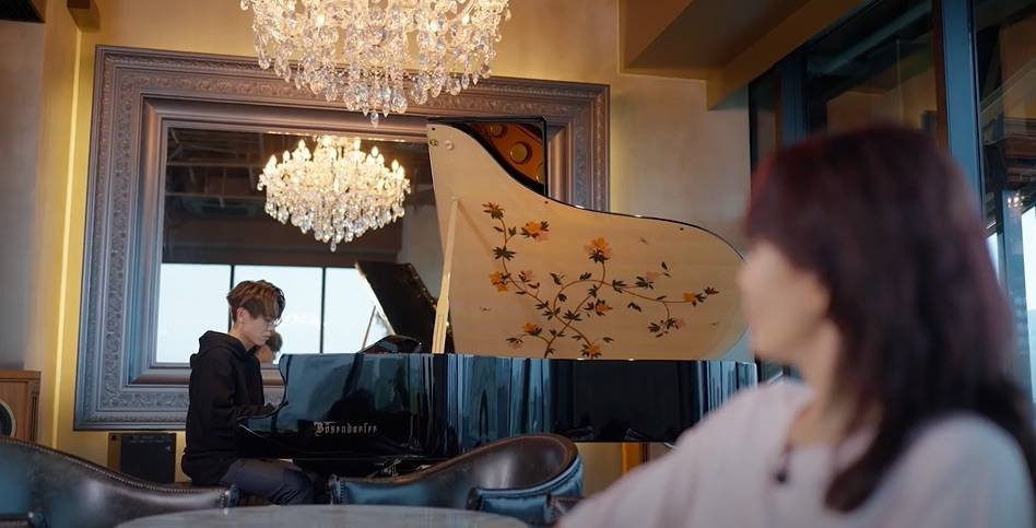 do姐 去邊啊do姐 見到餐廳內有一部全球限定18部、價值2000萬日元的鋼琴，家謙亦非常識做即席彈奏一曲。