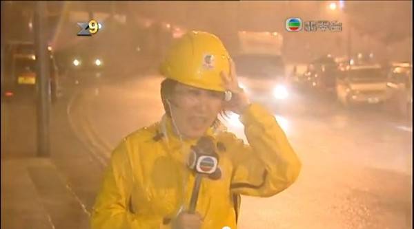 盤點 汪溟曦在杏花邨報道颱風消息時，被吹到「甩頭甩髻」。