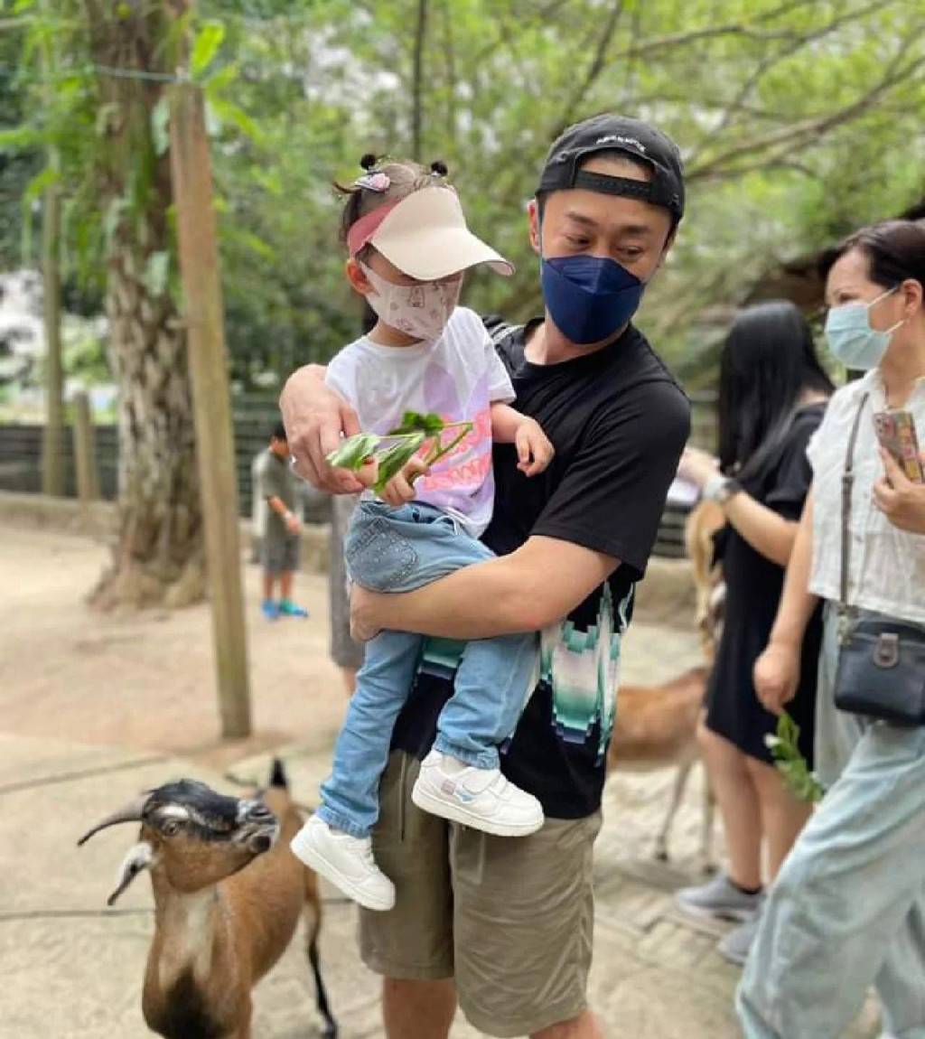 林峯 張馨月 林峯 早前仲抽空陪囡囡到馬來西亞動物園玩。