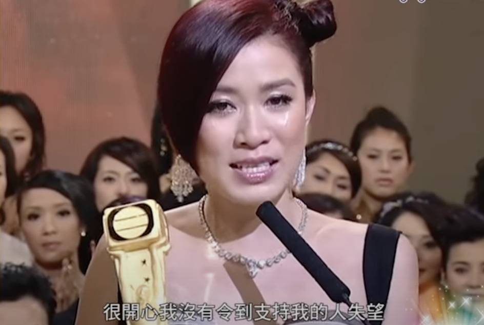 佘诗曼 佘诗曼于2006年凭《凤凰四重奏》获得「最佳女主角」奖项。（图片来源：TVB节目截图）