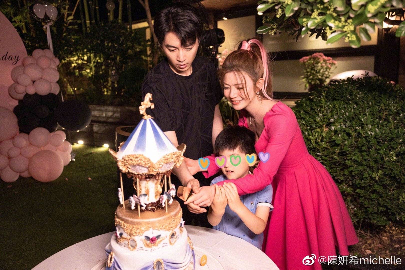 陈妍希 庆生派对上，陈妍希拉着陈晓的手，与儿子一齐切蛋糕。
