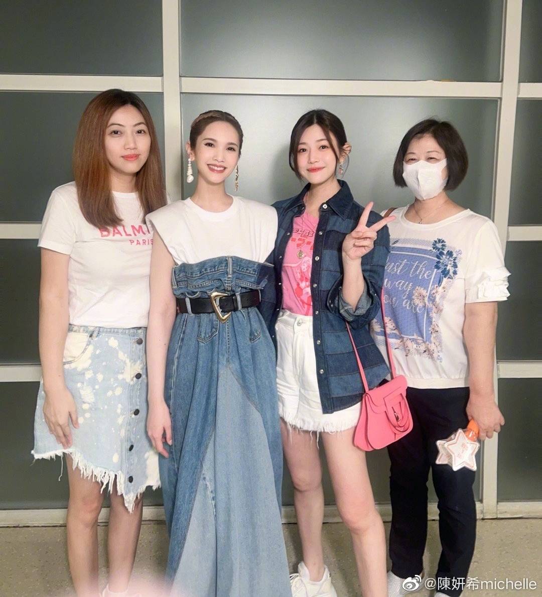 陈妍希 陈妍希今年6月曾飞回台北，与家人一起去睇好姐妹杨丞琳的演唱会。