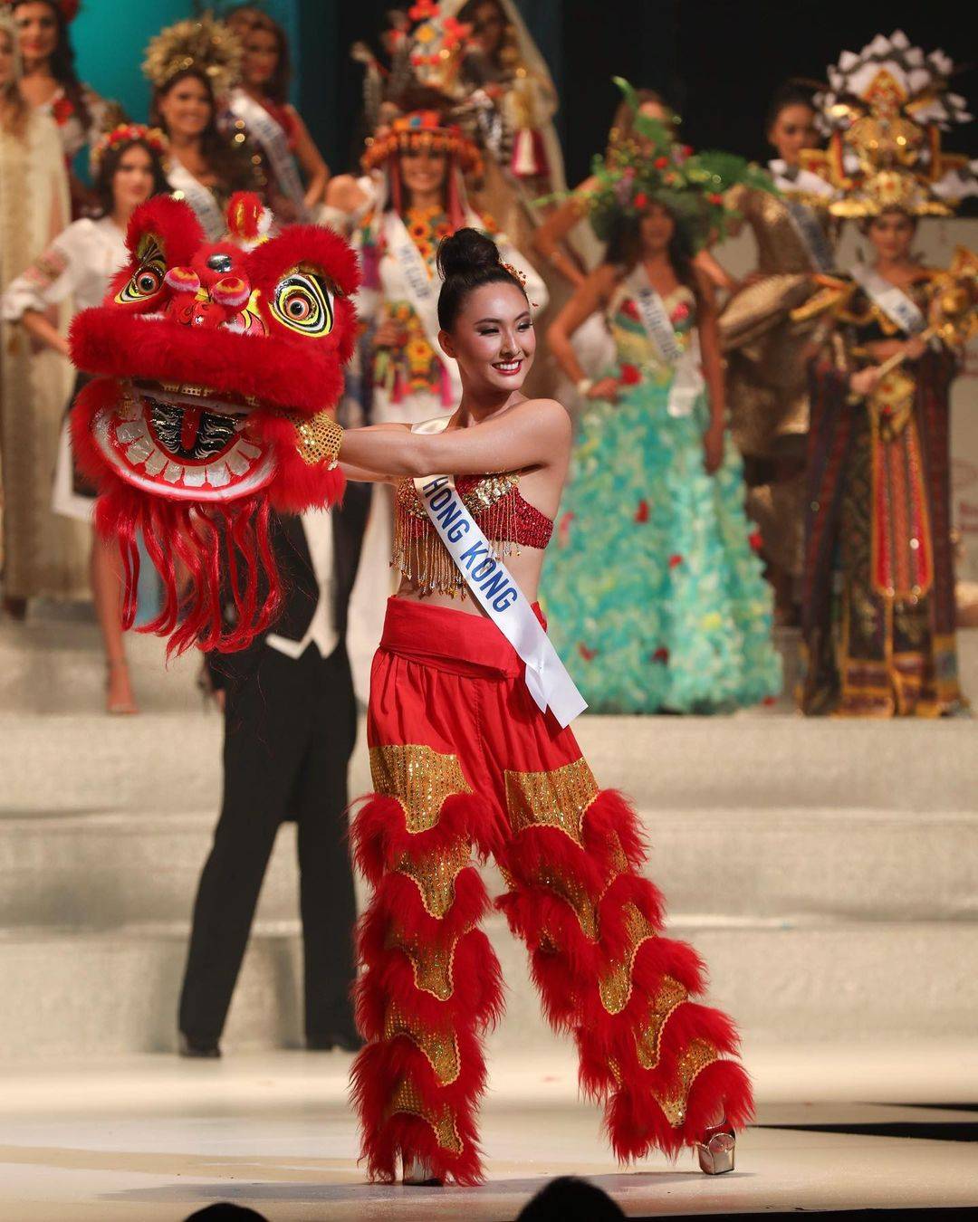 梁庭欣 曾在2016年國際小姐競選中奪得「亞洲皇后」獎的陳約臨，當年就以舞獅裝作為民族服飾。