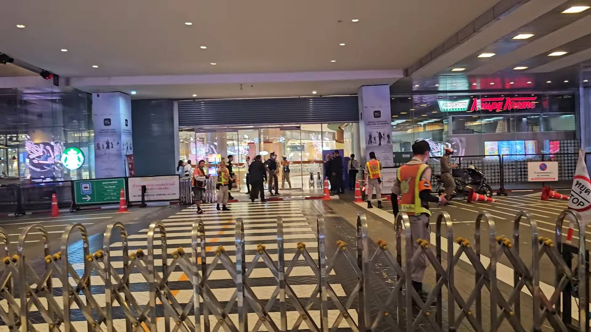 胡慧沖 泰国 胡慧沖 出到商场外继续拍。