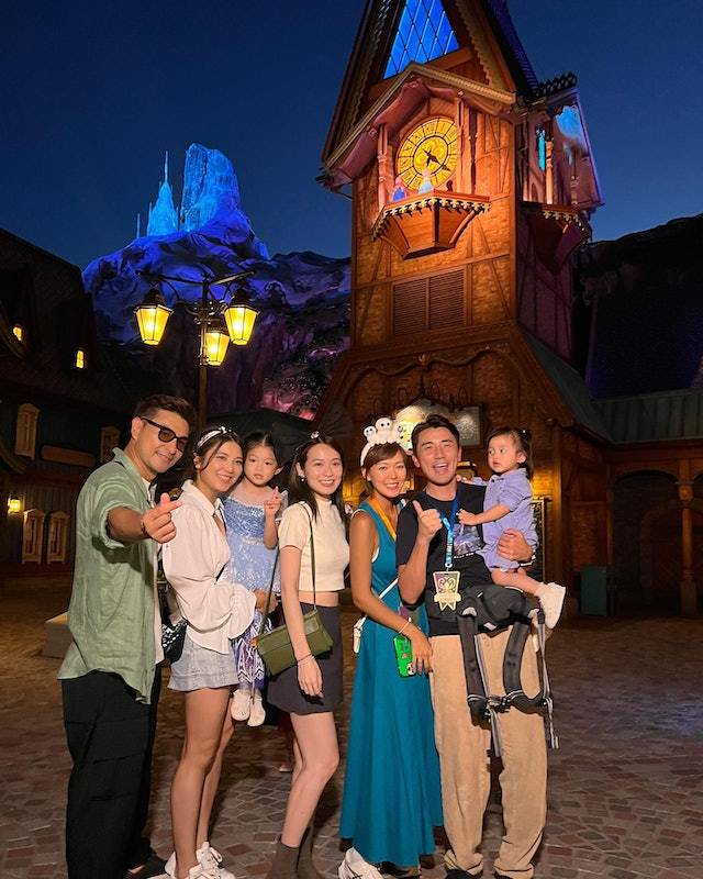 吳若希 《香港人在北京》劇中主角們一起出席迪士尼樂園「魔雪奇緣世界」優先場。