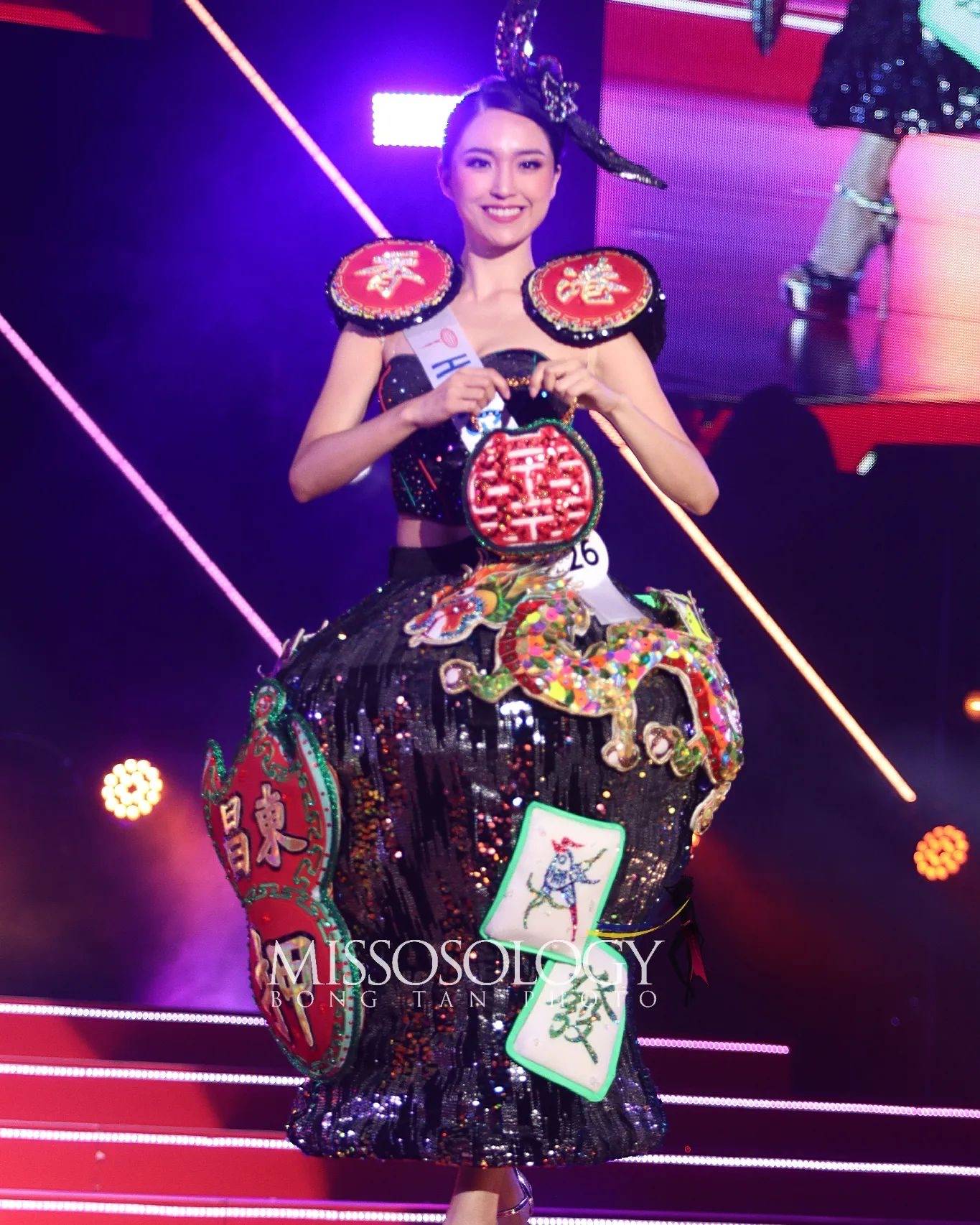 梁庭欣 總決賽中，梁庭欣穿著代表香港特色的民族服飾登上舞台。