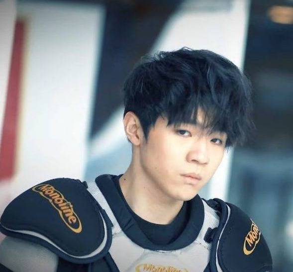 冰上火花 viutv 冰上火花 Ian陈卓贤饰演冰球运动员林千帆。
