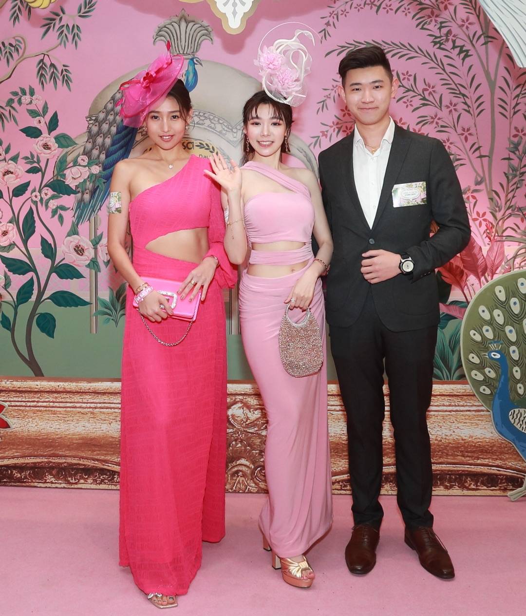 林明禎 林明禎與家姐林詩枝同樣穿著粉紅斜肩露腰禮服，化身迷人Pink Lady。