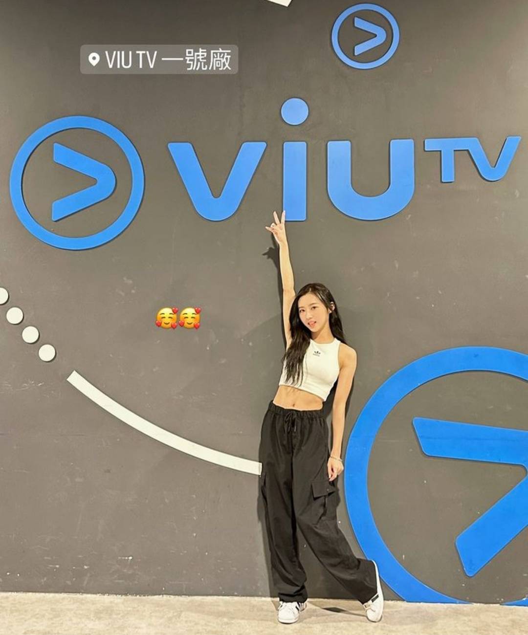 戀講嘢 Krystal穿著露腰運動裝上ViuTV做《戀講嘢》嘉賓。