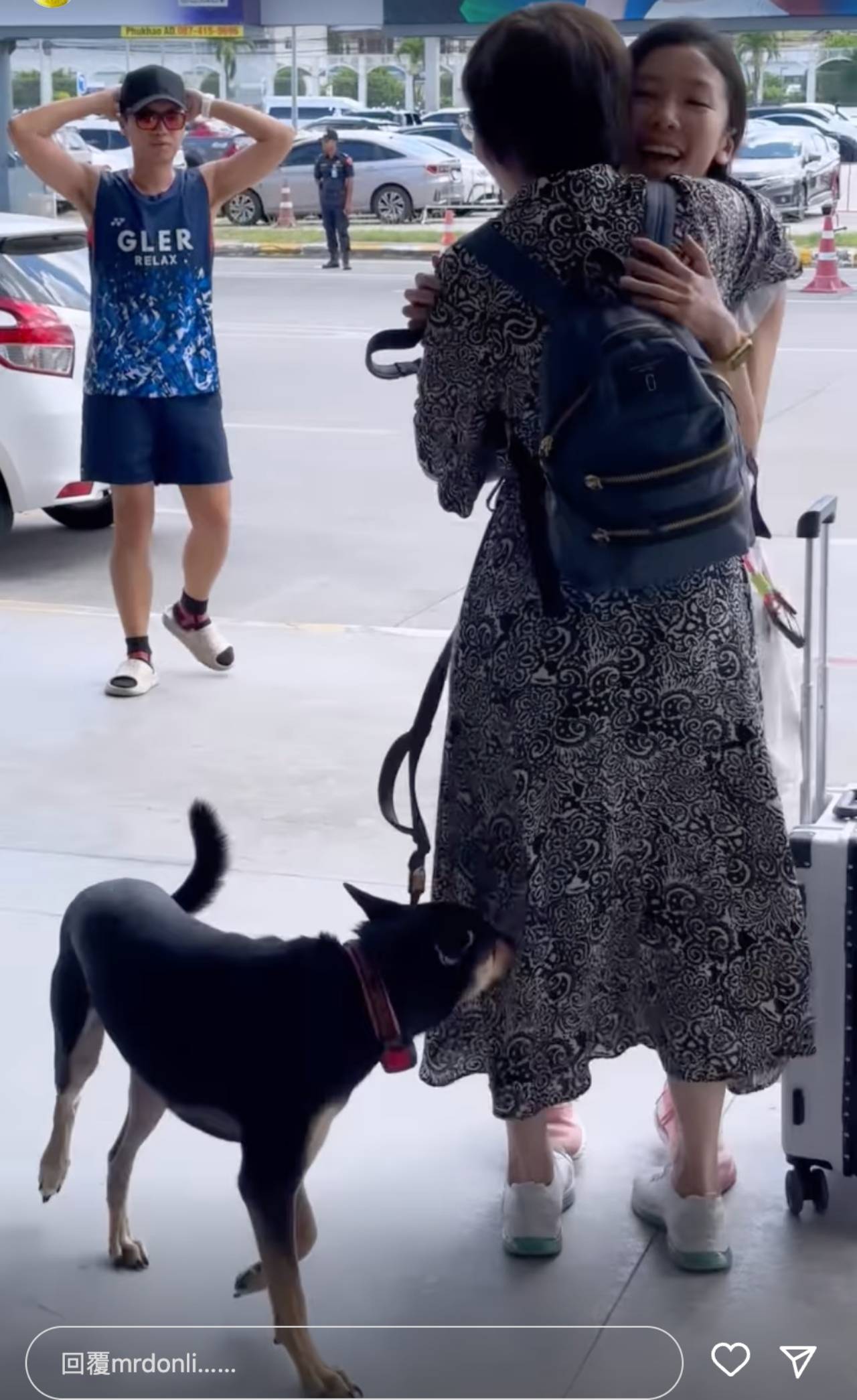 黃靜藍 到泰國會合細妹和愛犬。