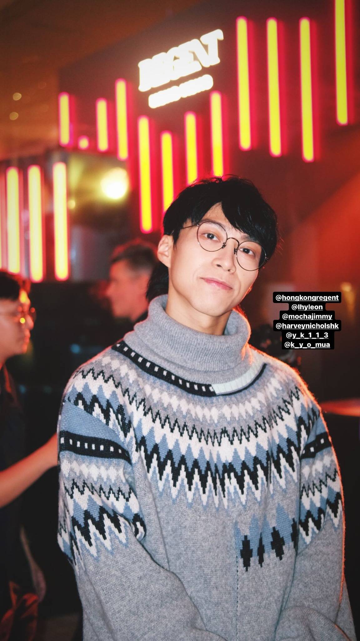 吴业坤 穿冷衫的他被网友估计是到场充当「保镖」全力保护太太