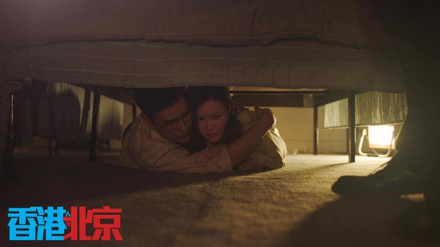 香港人在北京 陳展鵬 展鵬同 Jinny 喺床下底上演情深一吻，睇 Jinny 個樣就知冧豬啦。