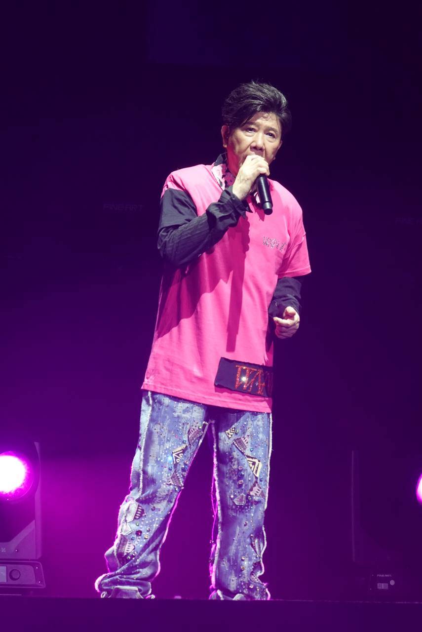 尹光 霍哥 尹光 尹光身穿粉色T恤唱出新歌《Dear Myself》。