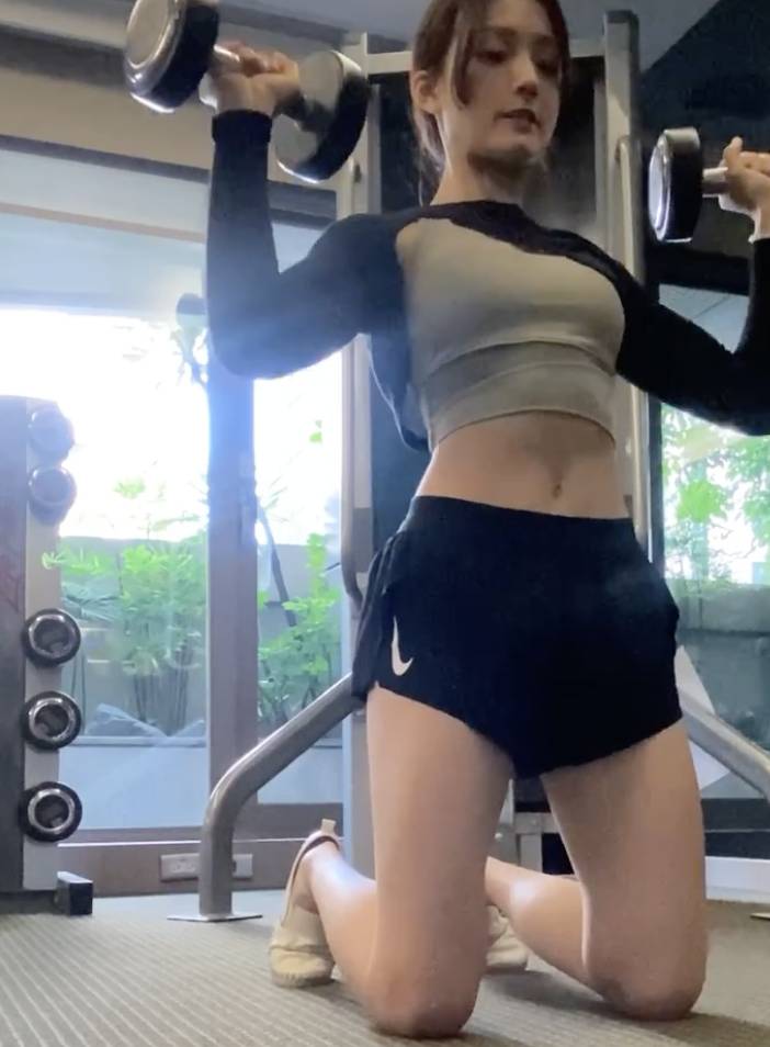 微辣 女神 苏霖亦会在社交平台分享自己做gym和做瑜伽的短片，形象十分健康。