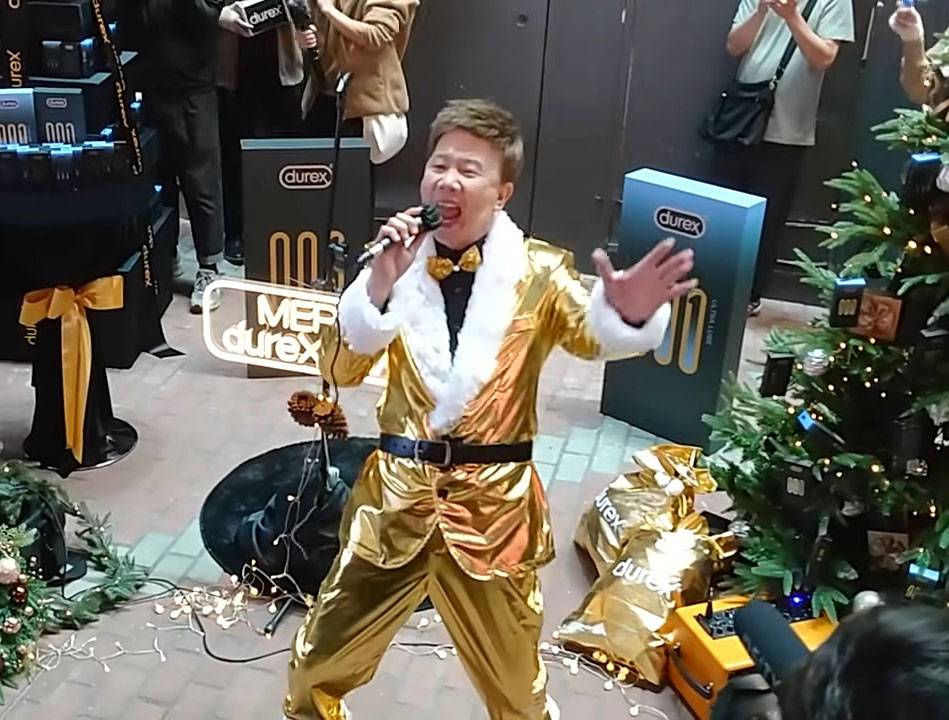 尹光 叱咤 尹光 一身金色服裝的尹光獲「杜蕾斯」品牌成為「全港首位聖誕套人」。