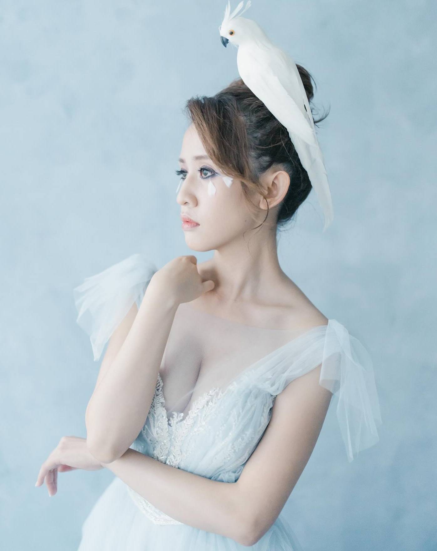 东张女神 梁菁琳大晒多款性感婚纱造型。