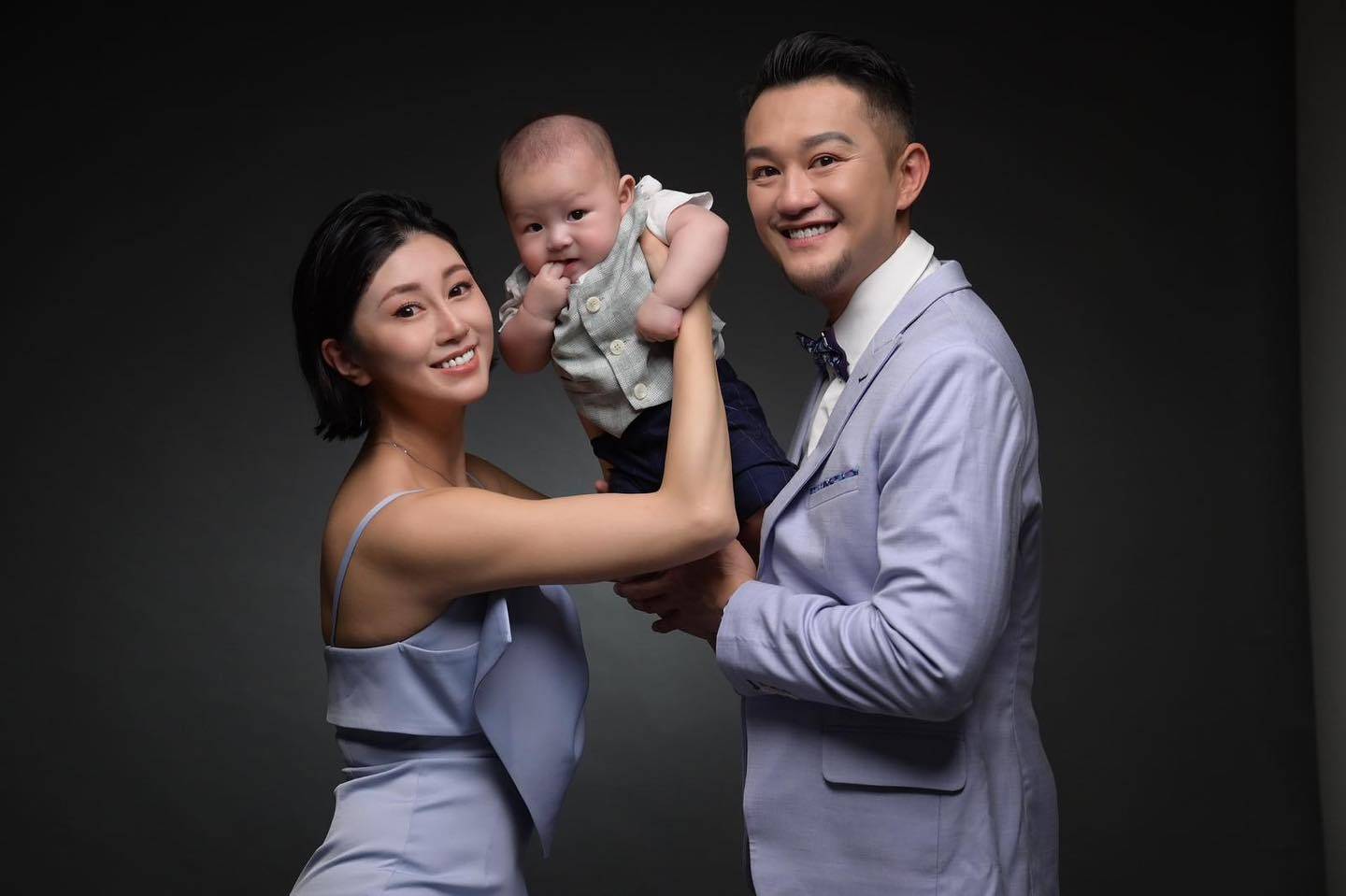 社內相親 吳浩康 吳浩康去年3月與郭思琳結婚，育有一個1歲的兒子吳尚恩。