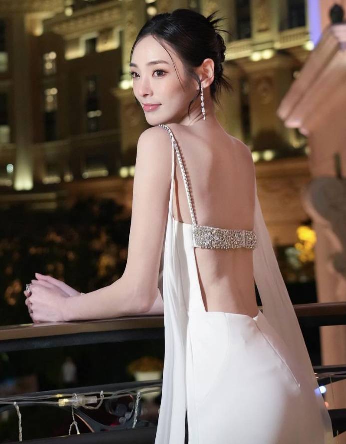万千星辉颁奖典礼2023 性感 陈桢怡的礼服仲有大露背设计，大骚白滑美背。