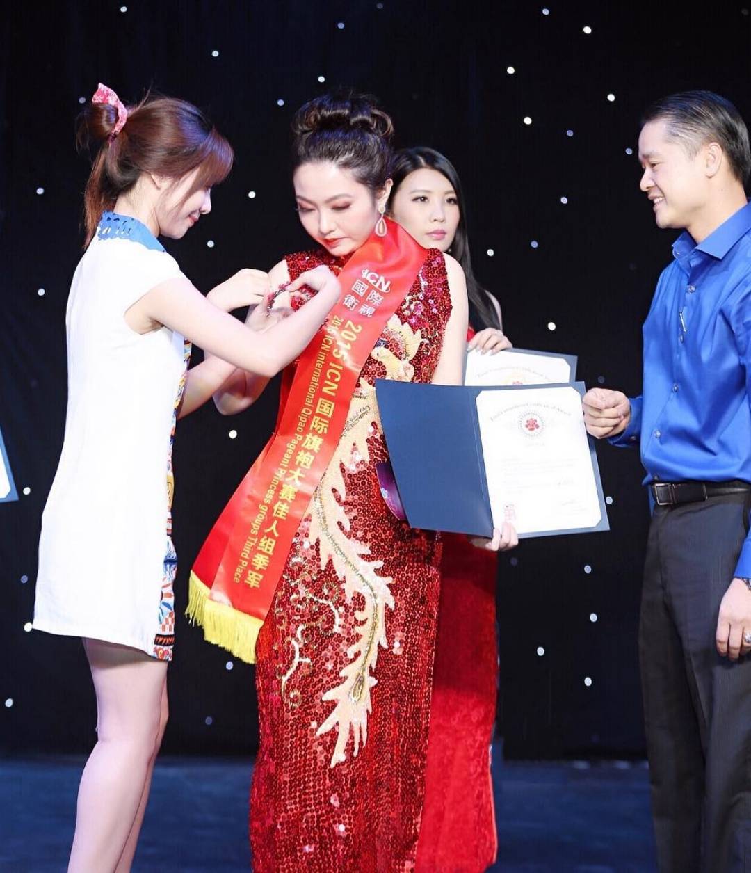 邓蓓佳 邓蓓佳因参加旗袍选美大赛获得季军入行。