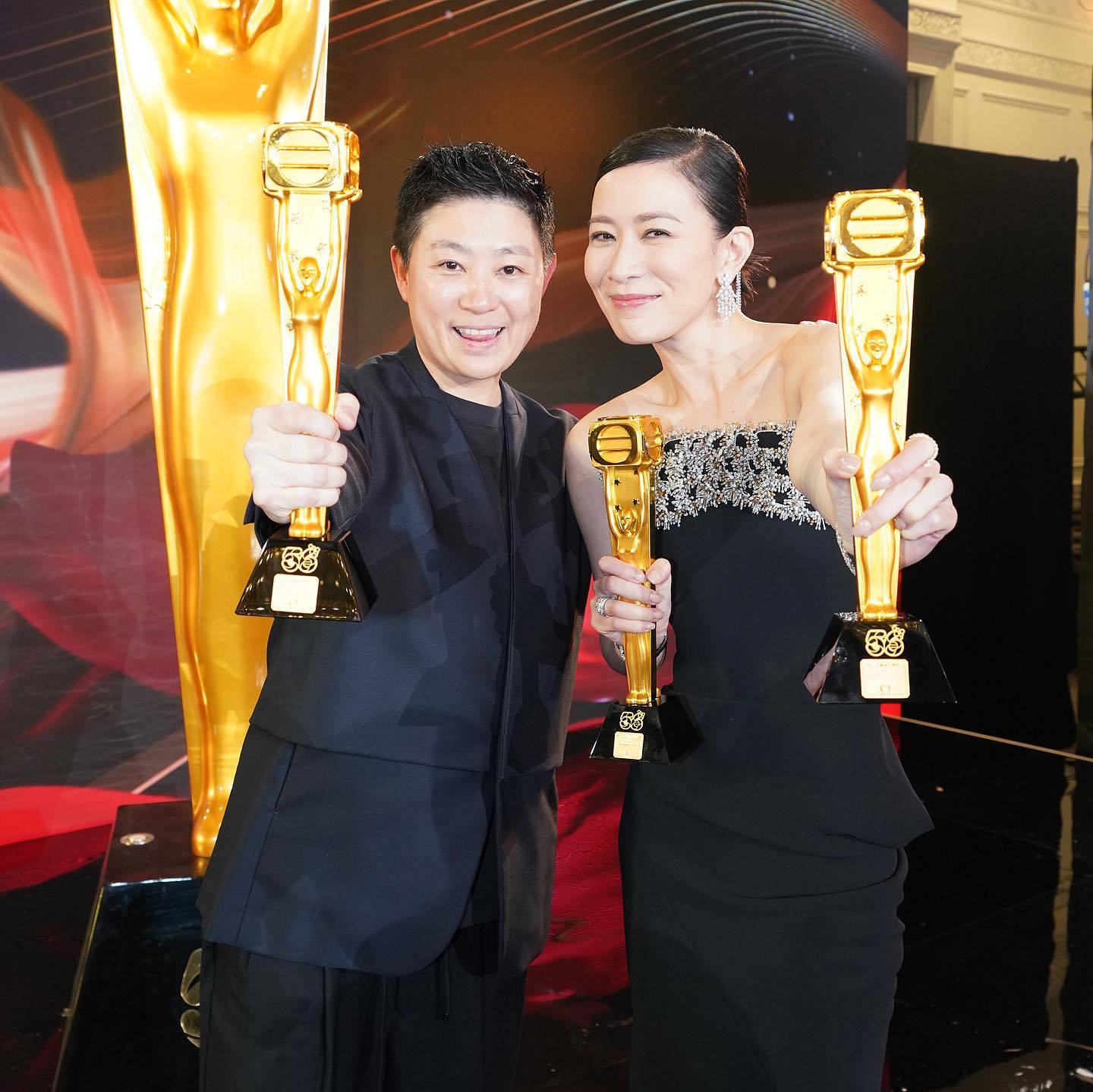 佘诗曼 阿佘劲讚经理人陈易遥是助她得奖的幕后功臣中「最最最劳苦功高」的一位。