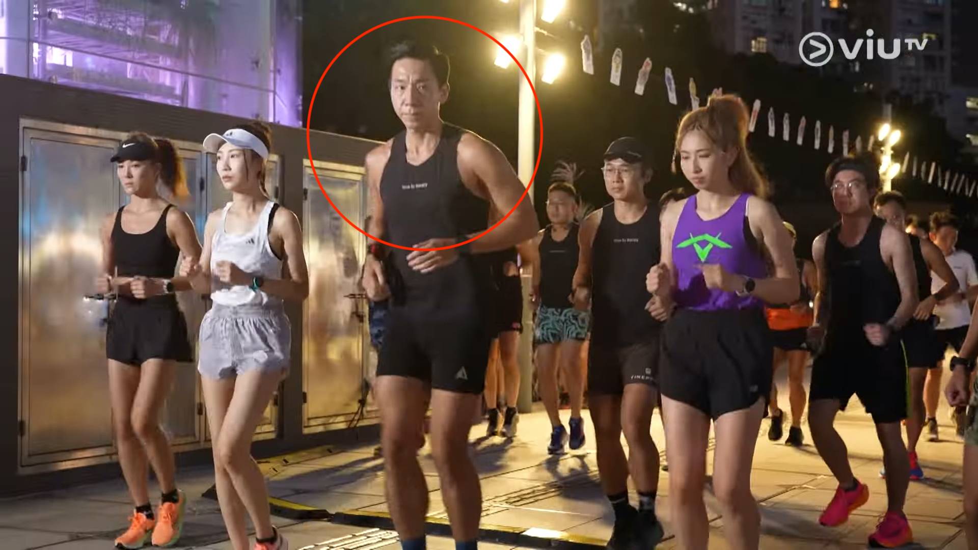柳俊江 公司冇逼我跑马拉松 亦有柳俊江夜跑的画面。