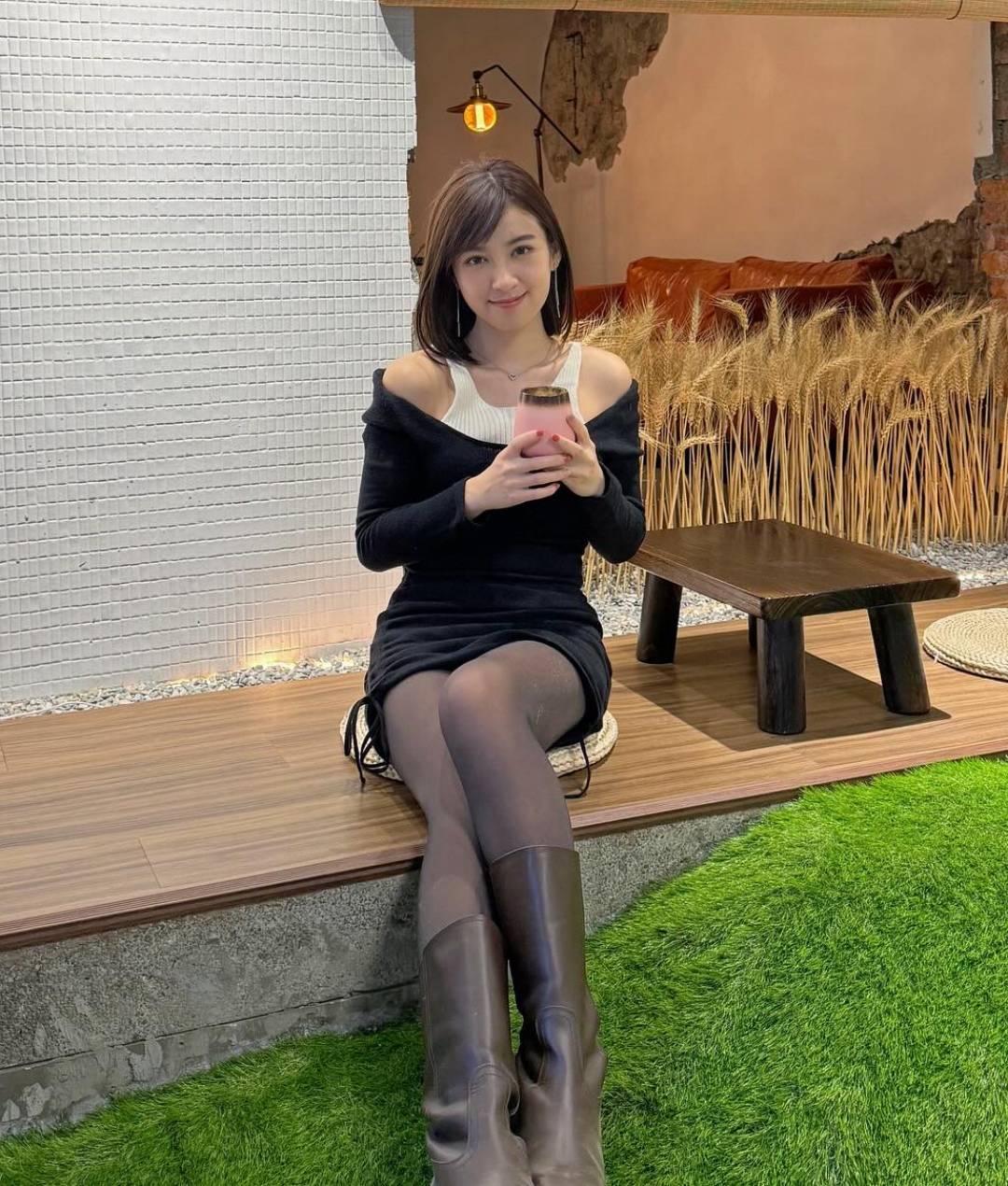 陈嘉倩 穿着一件连身短裙配黑丝的陈嘉倩，在咖啡店的户外座位打卡。