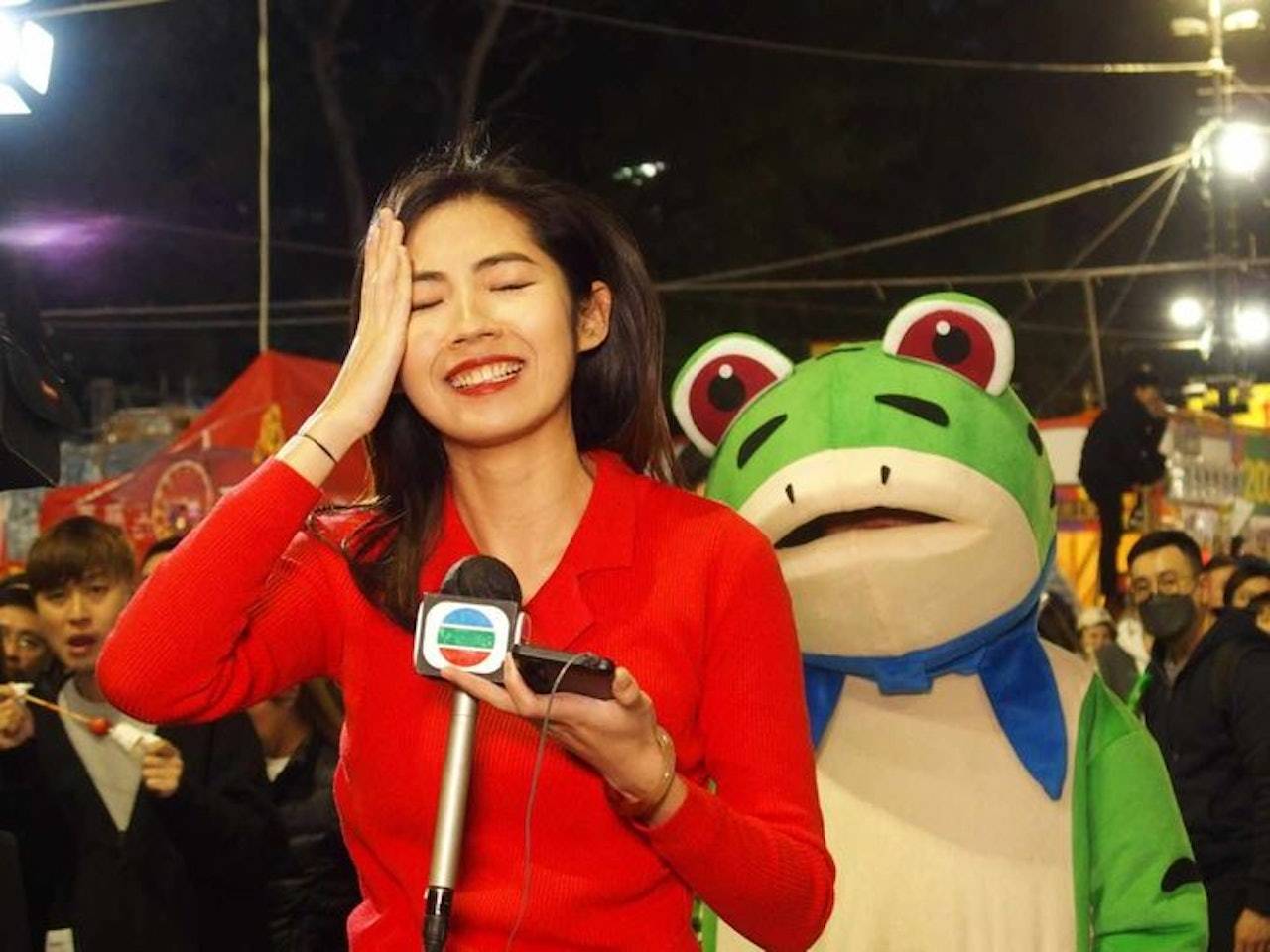 TVB 近日葉芷樺到年宵市場進行採訪時，卻意外露出苦笑，原來是因為背後的「青蛙」！