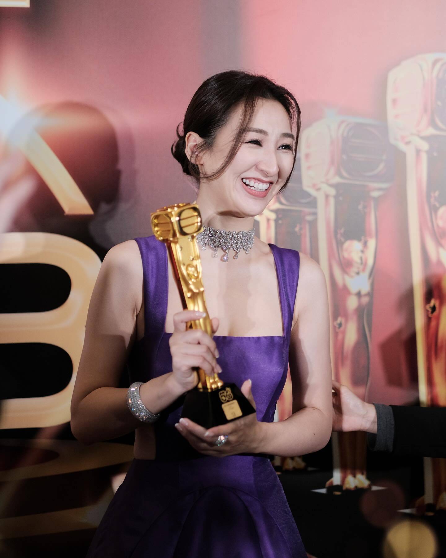 高海宁 高Ling在《万千星辉颁奖典礼2023》中获得「最佳女配角」的殊荣。