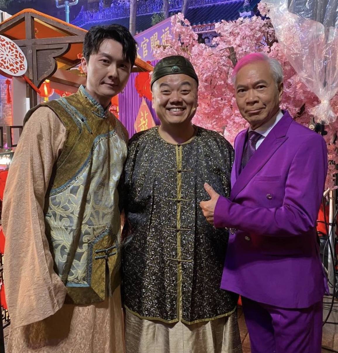 李龍基 李龍基右）於年三十晚9日）出席TVB舉行的《除夕倒數迎金龍》的直播節目。