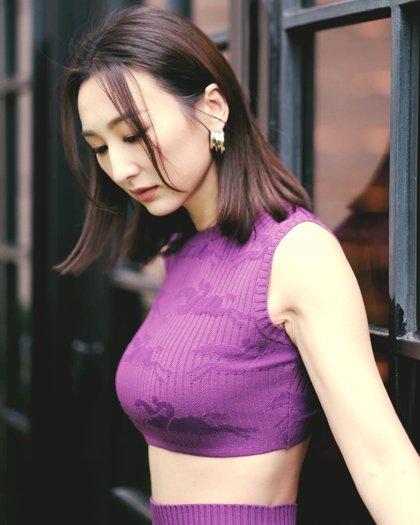 高海宁 身材 高Ling穿着紫色上衣搭配同色长裙，丰满的上围几乎要逼爆上衣（图片来源：IG@sammkoling）