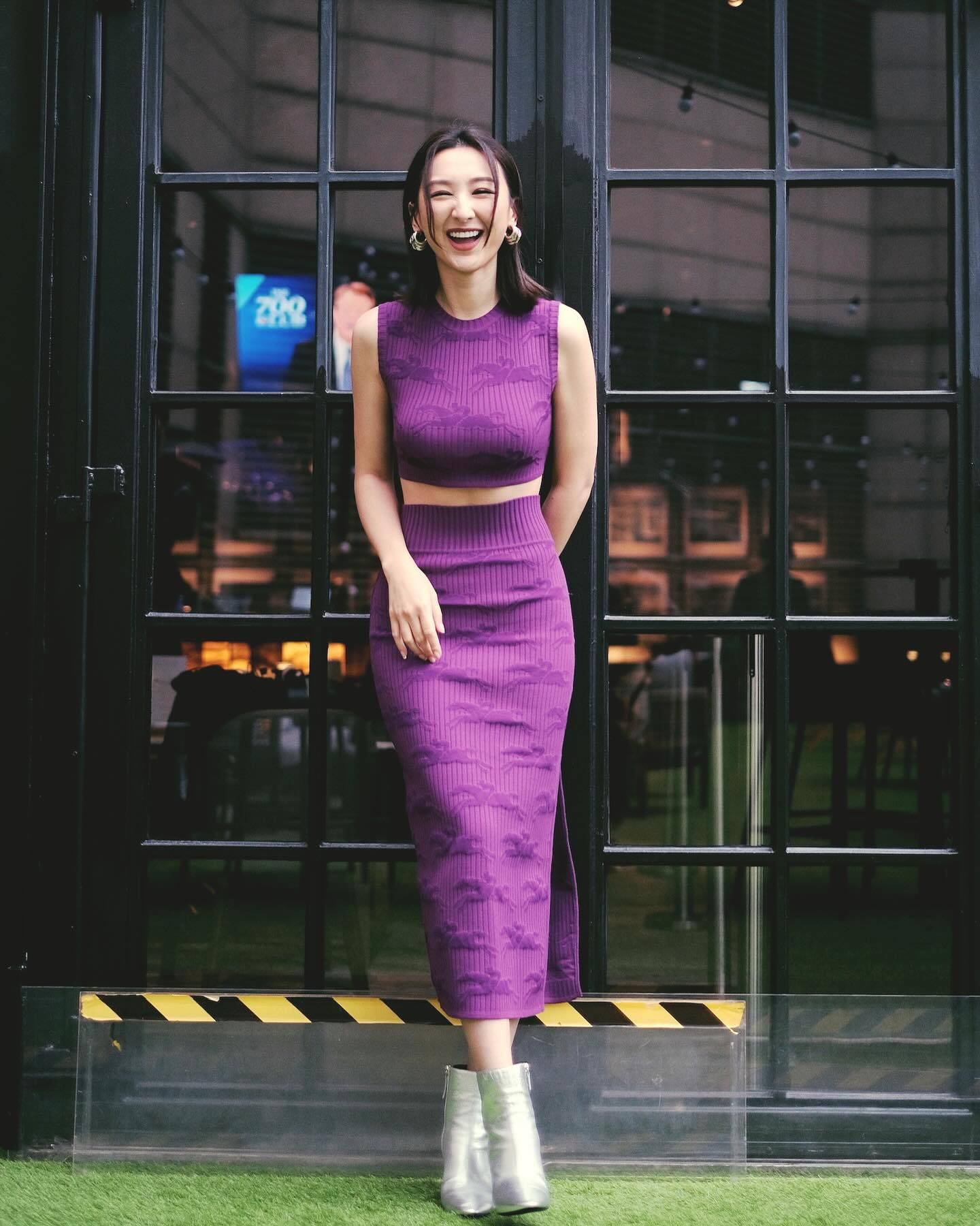 高海宁 身材 高Ling穿着紫色上衣搭配同色长裙，丰满的上围几乎要逼爆上衣（图片来源：IG@sammkoling）