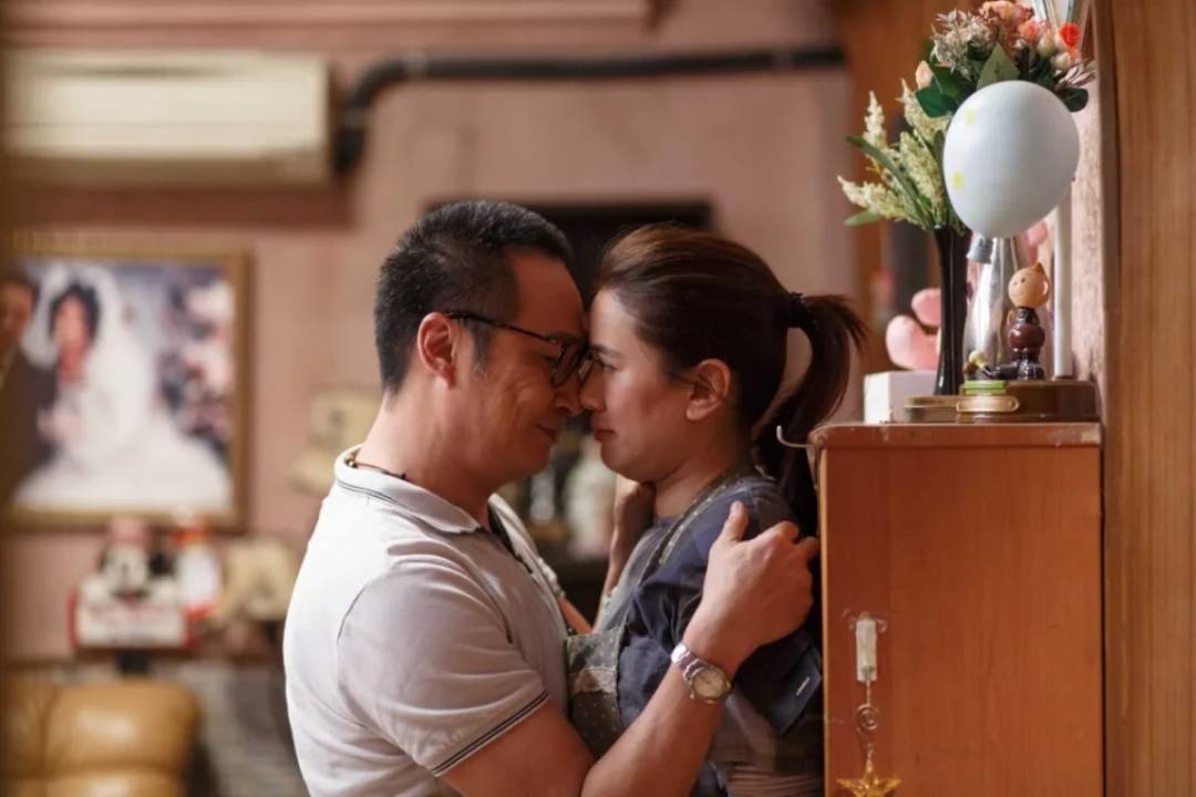 吳鎮宇 吳鎮宇與袁詠儀曾在2019年電影《家和萬事驚》中飾演一對夫妻。（圖片來源：《家和萬事驚》劇照）