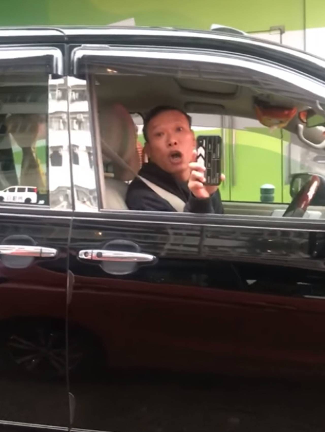 佘诗曼 离开TVB后张永豪一度因开车时「抽头不打灯」，并爆粗掟嘢，而被拍片放上网公审。（图片来源：FB@香港突发事故报料区）