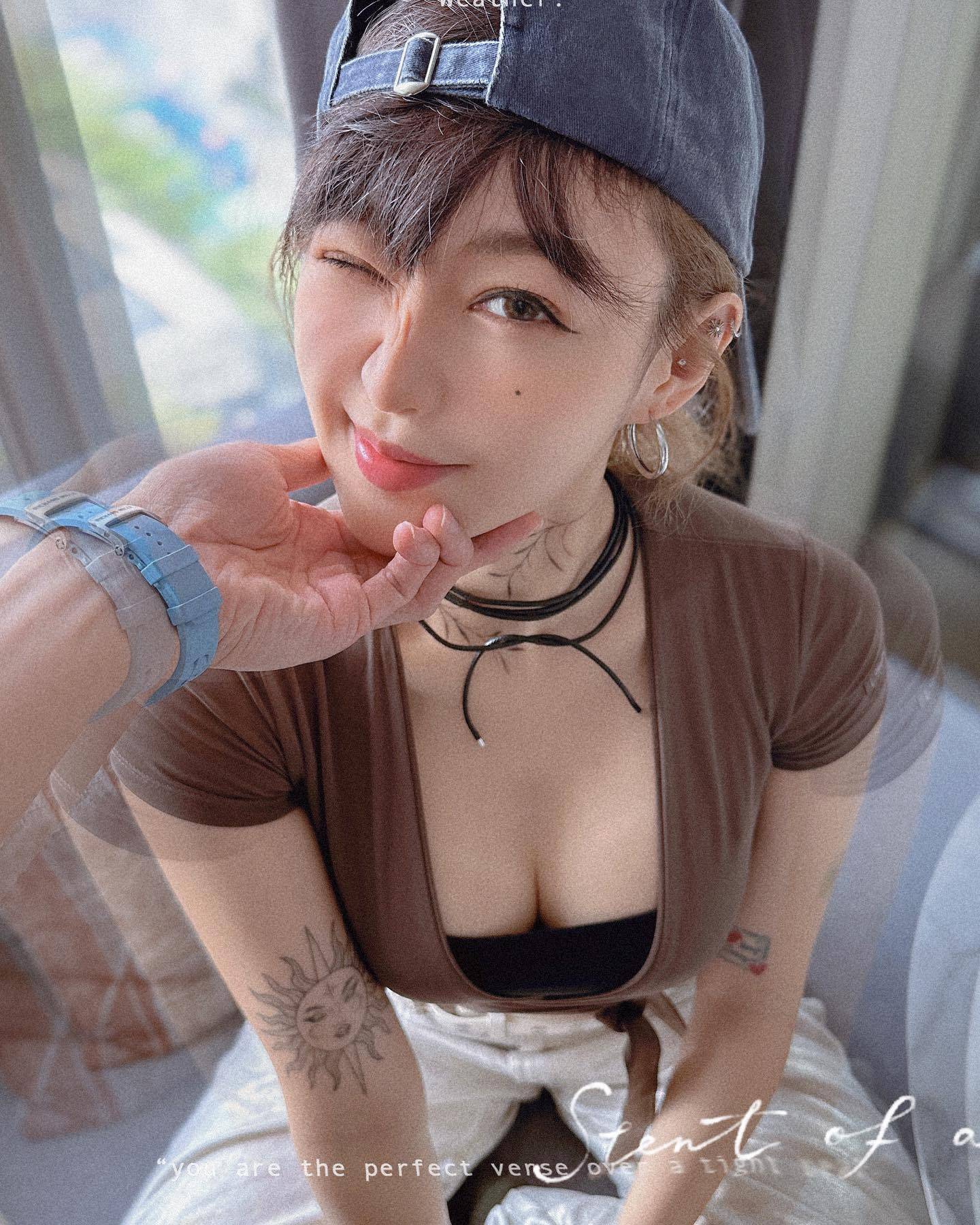 性感 女神 照片中，她身穿一件极具诱惑力的低胸Bar Top，不仅展露了迷人的事业线（图片来源：IG@lok_lokyi）