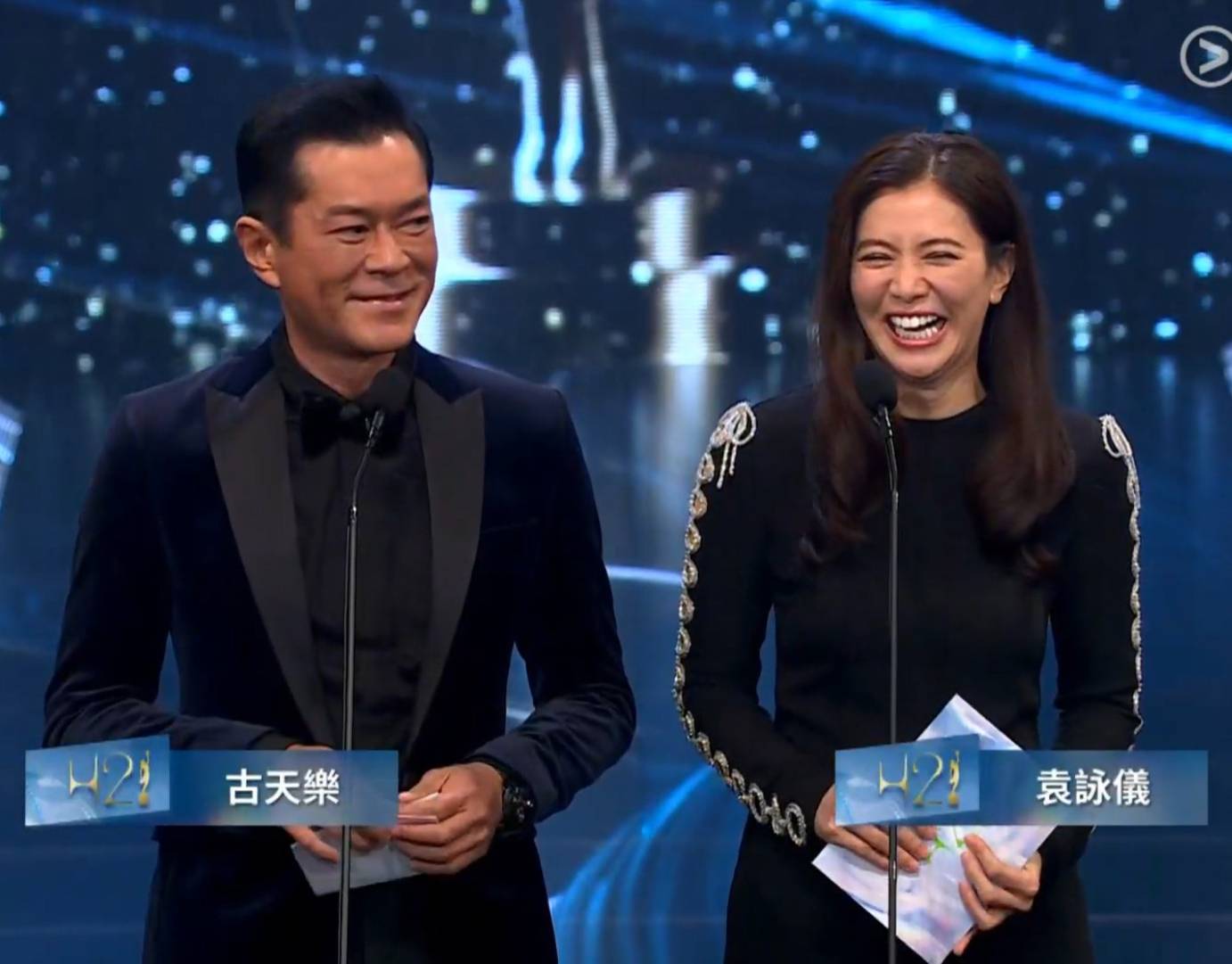 金像奖2024 现场重点 古天乐代替生病的刘青云上台颁奖。（图片来源：ViuTV截图）