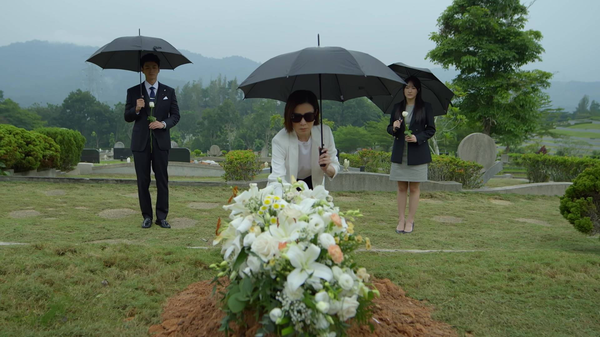 家族荣耀之继承者 预告中有佘诗曼在墓地献花一幕。（图片来源：TVB）