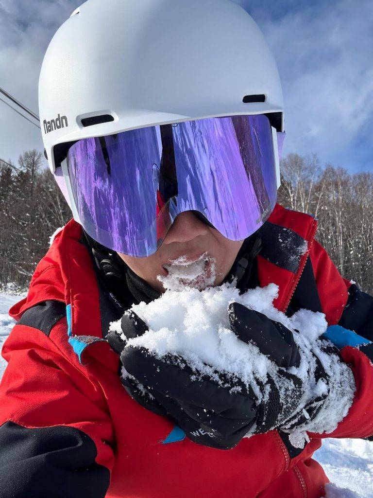 一名女子遊日本北海道時食雪，隨後發燒及腸胃不適「病足一周」，不少網民見狀也分享自身食雪經歷。（圖片來源：網上圖片）