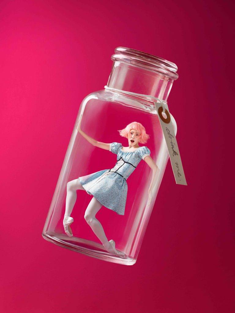 《芭蕾童趣嘉年華：瘋狂茶會》由港芭舞者帶來一連串生動有趣的活動及互動演出，例如歡樂的「茶會派對」、廣受喜愛的「紅鶴」、「柴郡貓與愛麗絲」、迷人的白兔先生獨舞等。(圖片來源：港芭提供)