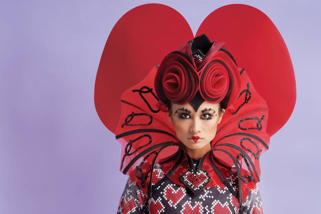 《芭蕾童趣嘉年華：瘋狂茶會》由港芭舞者帶來一連串生動有趣的活動及互動演出，例如歡樂的「茶會派對」、廣受喜愛的「紅鶴」、「柴郡貓與愛麗絲」、迷人的白兔先生獨舞等。(圖片來源：港芭提供)