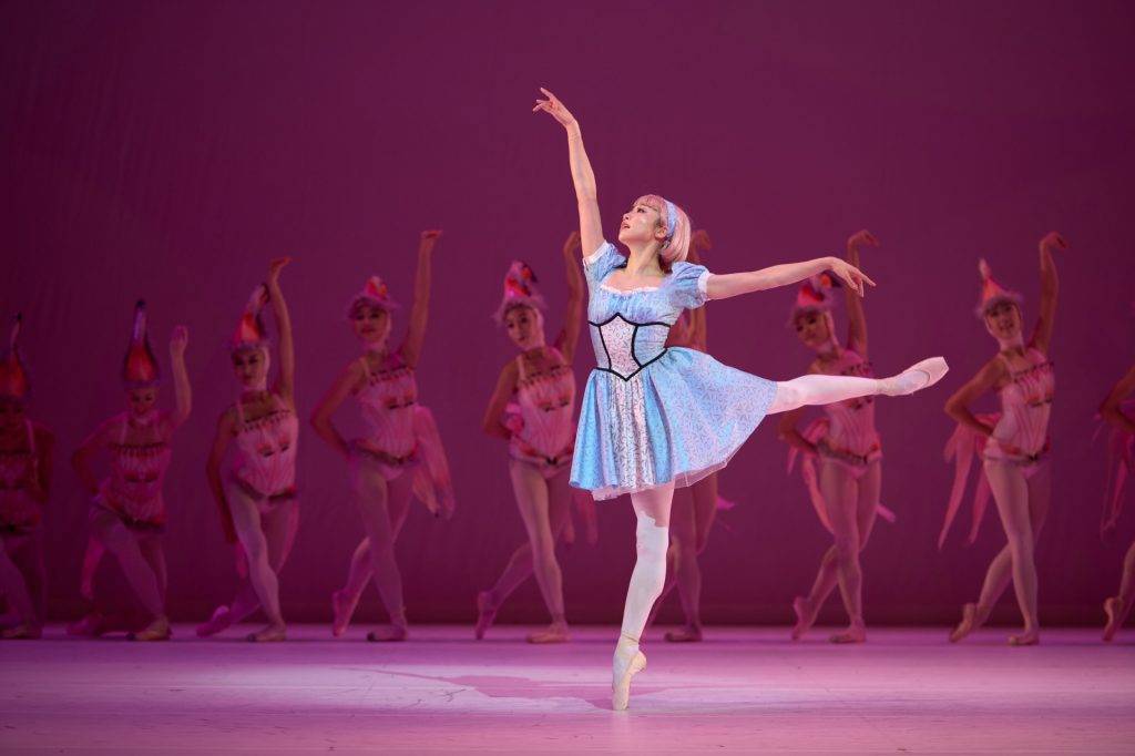 《芭蕾童趣嘉年華：瘋狂茶會》由港芭舞者帶來一連串生動有趣的活動及互動演出，例如歡樂的「茶會派對」、廣受喜愛的「紅鶴」、「柴郡貓與愛麗絲」、迷人的白兔先生獨舞等。(圖片來源：港芭提供)