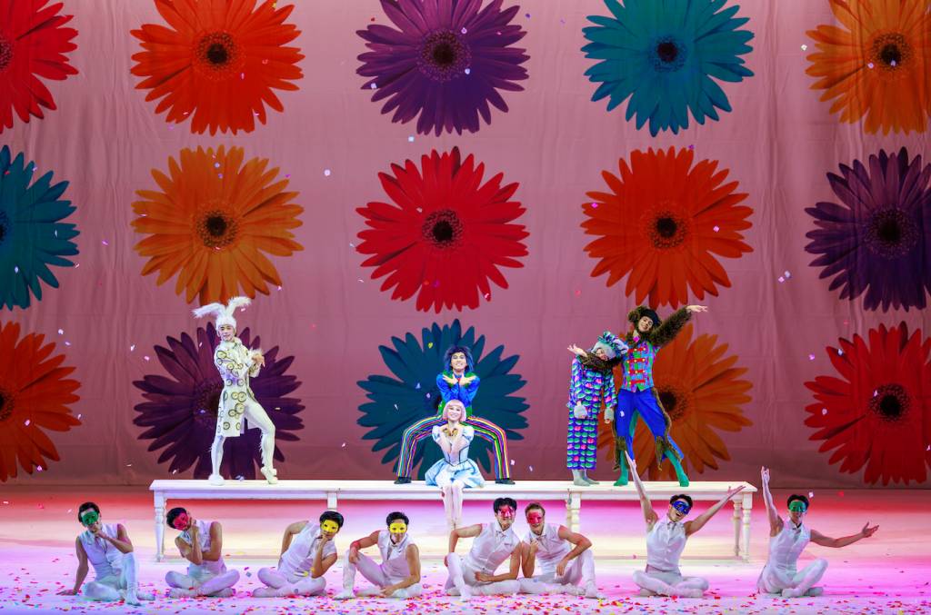 《芭蕾童趣嘉年華：瘋狂茶會》由港芭舞者帶來一連串生動有趣的活動及互動演出，例如歡樂的「茶會派對」、廣受喜愛的「紅鶴」、「柴郡貓與愛麗絲」、迷人的白兔先生獨舞等。(圖片來源：港芭提供)