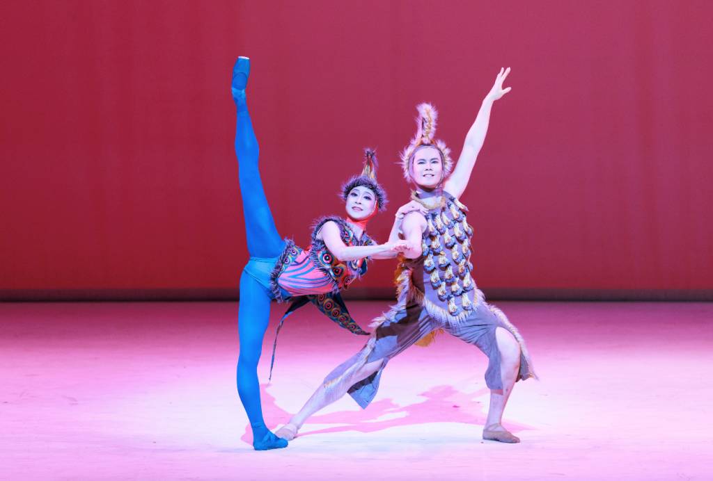 《芭蕾童趣嘉年華：瘋狂茶會》由港芭舞者帶來一連串生動有趣的活動及互動演出，例如歡樂的「茶會派對」、廣受喜愛的「紅鶴」、「柴郡貓與愛麗絲」、迷人的白兔先生獨舞等。(圖片來源：港芭提供)