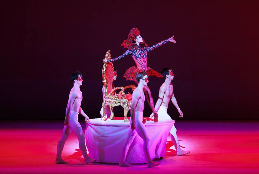 《芭蕾童趣嘉年華：瘋狂茶會》由港芭舞者帶來一連串生動有趣的活動及互動演出，例如歡樂的「茶會派對」、廣受喜愛的「紅鶴」、「柴郡貓與愛麗絲」、迷人的白兔先生獨舞等。(圖片來源：港芭提供)