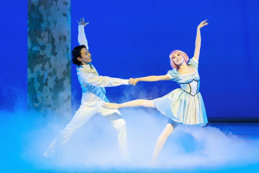 《芭蕾童趣嘉年華：瘋狂茶會》由港芭舞者帶來一連串生動有趣的活動及互動演出，例如歡樂的「茶會派對」、廣受喜愛的「紅鶴」、「柴郡貓與愛麗絲」、迷人的白兔先生獨舞等。(圖片來源：港芭提供)