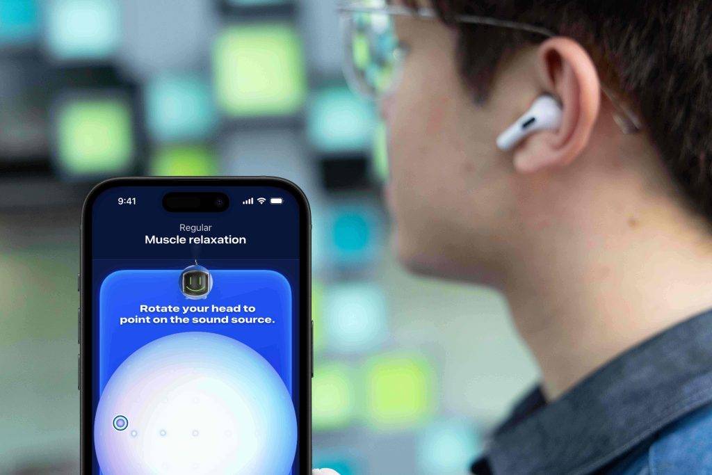 用家只需戴上指定作業系統的無線藍牙耳機，並連接智能手機，系統便會利用耳機內建的頭部追蹤功能，實時監測用家的頭頸移動幅度。（圖片來源：VTC提供）